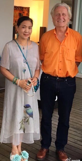 56岁的沈丹萍的70岁德国老公近照，90后混血女儿美爆