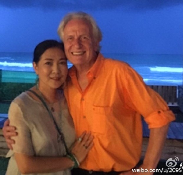 56岁的沈丹萍的70岁德国老公近照，90后混血女儿美爆