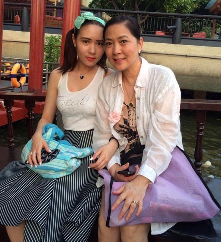 56岁的沈丹萍的70岁德国老公近照，90后混血女儿美爆