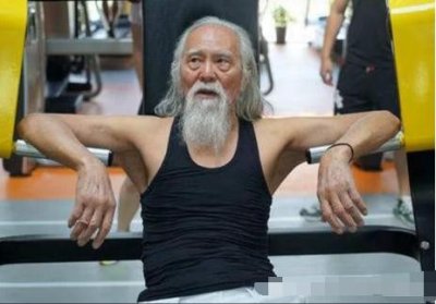 ​“中国最帅老头”微博高调秀恩爱，76岁妻子长腿让人羡慕