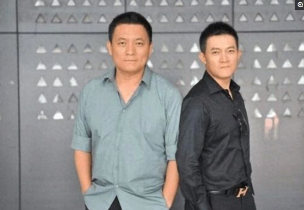 杨志刚拍戏被炸毁容，妻子依旧不离不弃的照顾他