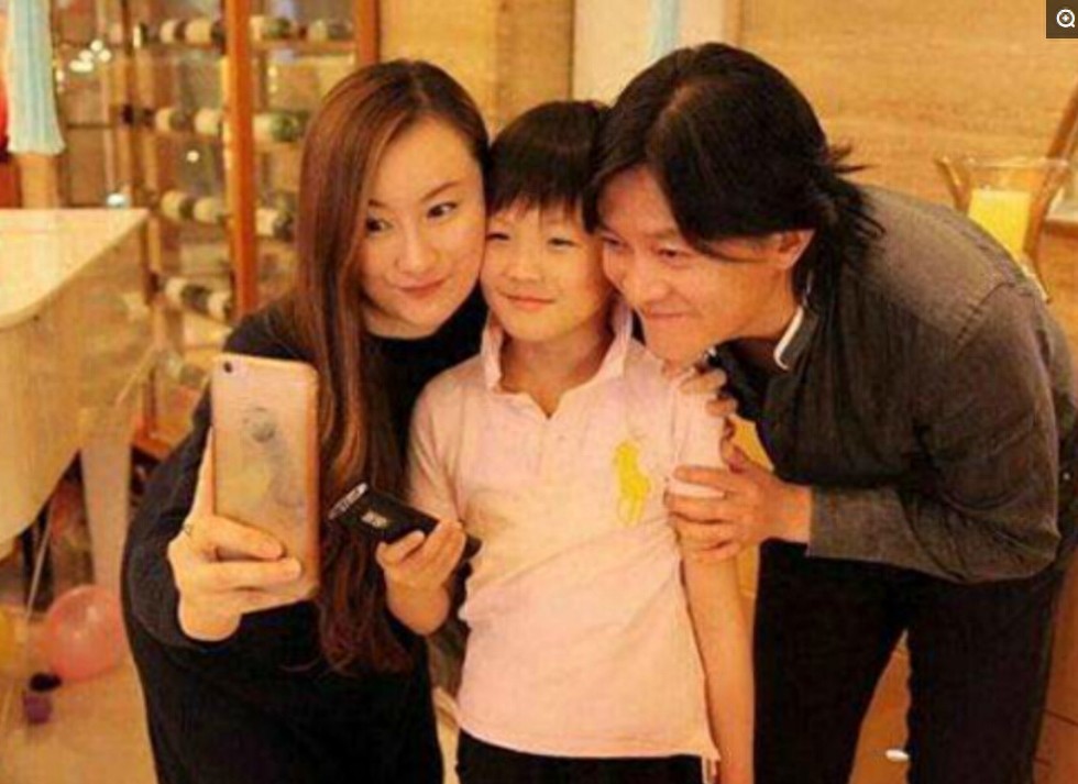 杨志刚拍戏被炸毁容，妻子依旧不离不弃的照顾他