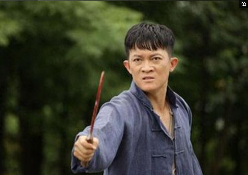 杨志刚拍戏被炸毁容，妻子依旧不离不弃的照顾他