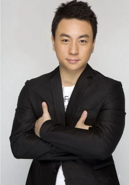 释小龙近照曝光，帅气有型，吴亦凡鹿晗跟他差距不是一般大