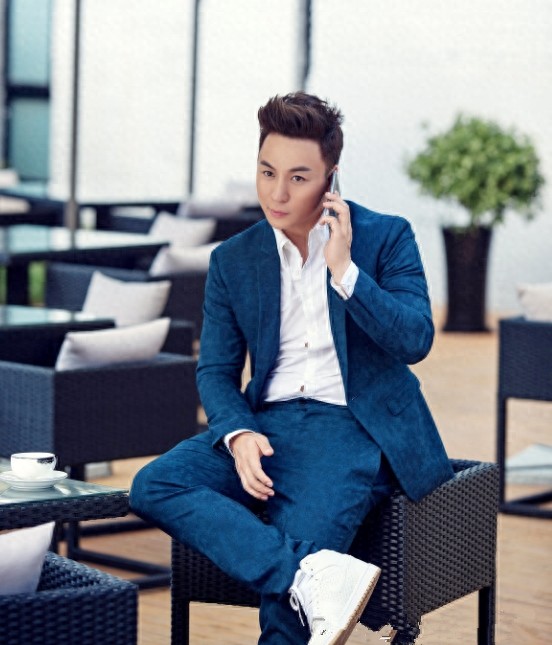 释小龙近照曝光，帅气有型，吴亦凡鹿晗跟他差距不是一般大