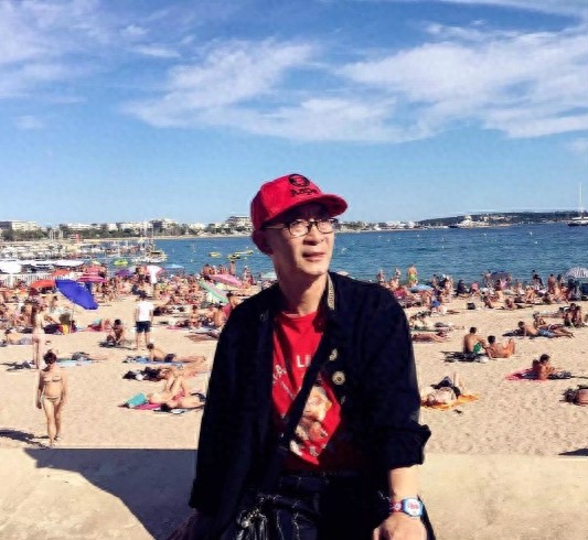 57岁“美猴王”六小龄童和他的妻子于虹近照！