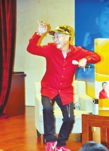 ​57岁“美猴王”六小龄童和他的妻子于虹近照！