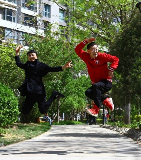 57岁“美猴王”六小龄童和他的妻子于虹近照！