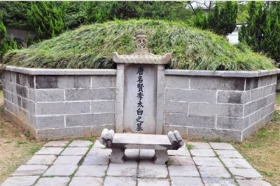 ​白居易在李白墓前写下一首6句短诗，看了让人想哭