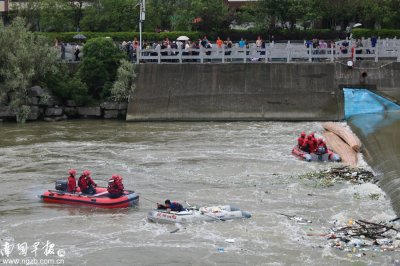 ​桂林桃花江上两艘龙舟不慎侧翻，导致57人落水17人不幸遇难