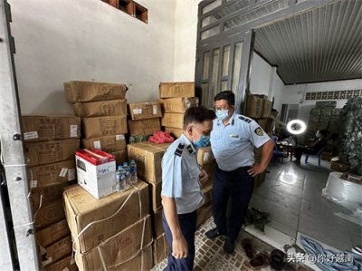 ​在胡志明市检查涉嫌走私价值近20亿越南盾的化妆品和香水仓库