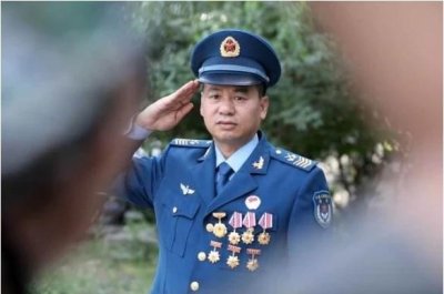 ​一级军士长和少尉，两人相遇谁先敬礼？原来还有这说法