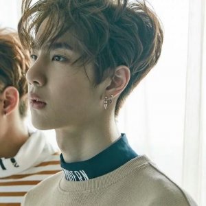 ​王一博家的颜值有多高？看到他姐姐的照片后，美得像“初恋”女神