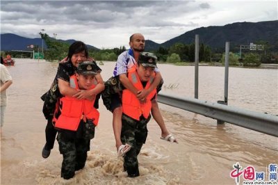 ​浙江临海全市被淹 台州武警紧急转移千余群众