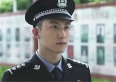 ​破冰行动李飞开的车是牧马人哪一款「破冰行动月薪2800的李飞开吉普牧马人咋做