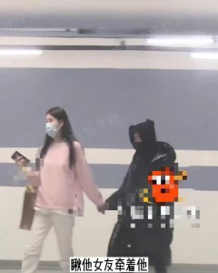 ​王宝强与女友牵手现身，二人身高差太离谱，被调侃像妈妈带孩子