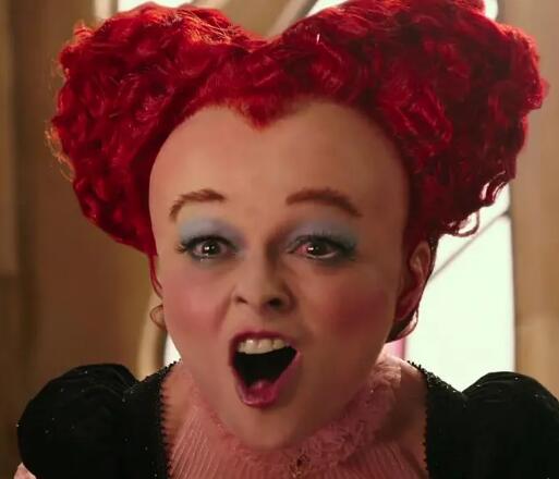 爱丽丝梦游仙境红皇后的头为什么那么大 她发生了什么事