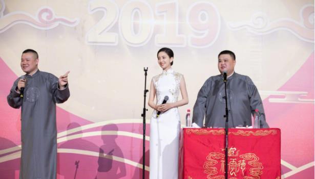 佟丽娅现身岳云鹏相声专场，遭调侃像现实版“美女与野兽”