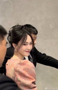 ​唐嫣美腿惊艳亮相，粉色系裙子下的优雅与性感，网友直呼：艺术品