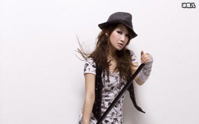 ​艾梦萌身世背景被扒，如今人到中年还没结婚？