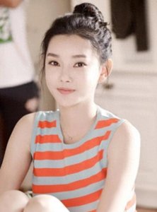 ​周润发28岁“女儿”童菲，大胆穿着惊艳！网友惊呼不敢模仿