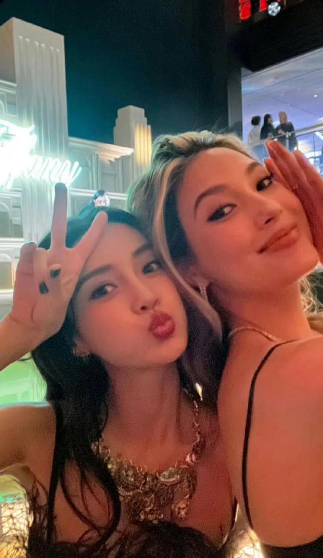 杨颖与谷爱凌同框 网友感叹今夕是何年 