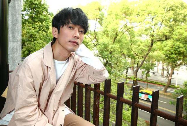 王心凌和张栋梁的关系（张栋梁如今被曝隐恋大6岁不婚族经纪人达10年）(2)