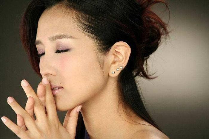 传闻何洁生下第三胎，孩子父亲是谁？