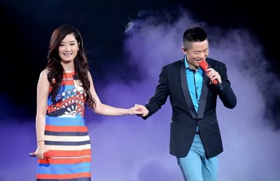 ​凤凰传奇“特殊关系”曝光：没有结婚，钱对半分