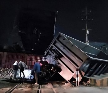 ​河南货运火车和大货车相撞，司机当场身亡 现场曝光，事故过程披露