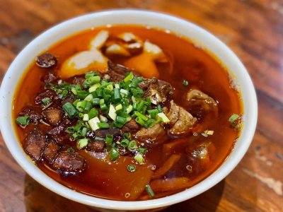 ​贵州第一肠旺面，12元满碗红油，天天排队凌晨三点有人吃