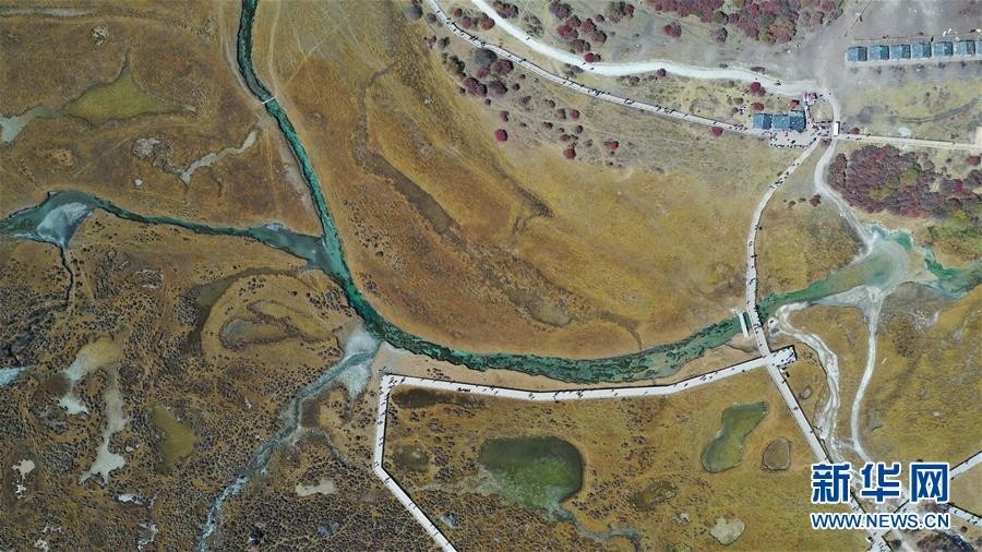 深秋时节，亚丁风景区内层林尽染、雪山巍峨，一幅美不胜收的画卷