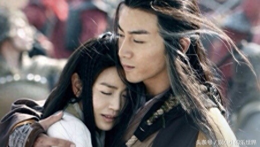 陈晓、陈妍希一家三口“石头剪刀布”，小龙女生了八斤男宝宝