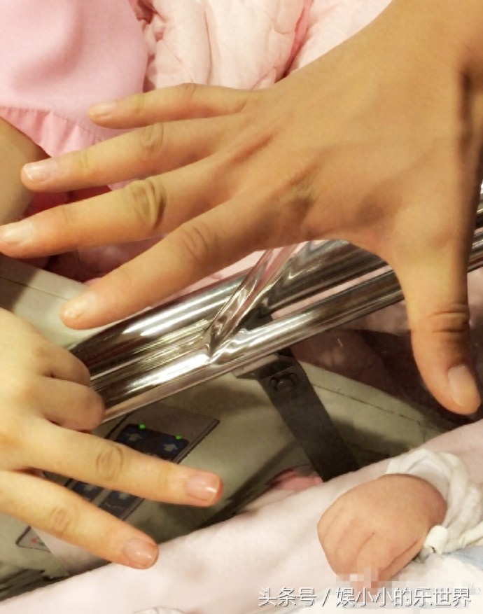 陈晓、陈妍希一家三口“石头剪刀布”，小龙女生了八斤男宝宝