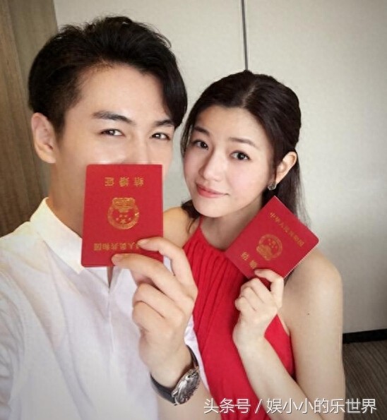 陈晓、陈妍希一家三口“石头剪刀布”，小龙女生了八斤男宝宝