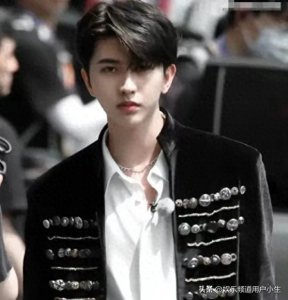 ​蔡徐坤被爆和两字女星恋爱，我似乎知道了是谁时常合作的。