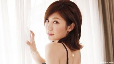 ​巅峰时期曾是日本当红女星，因闪婚退隐，如今37岁为养家重操旧业