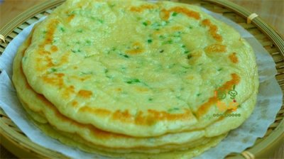 ​1碗面粉，2个鸡蛋，手不沾面，教你快速做葱花饼，松软有嚼劲
