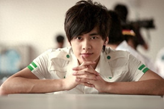 国名校草李易峰小时候胖胖的、可爱的模样你见过吗？