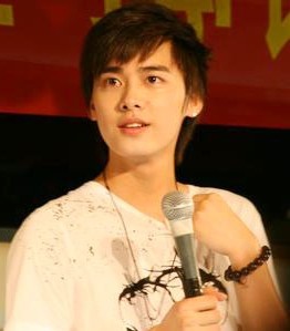 国名校草李易峰小时候胖胖的、可爱的模样你见过吗？