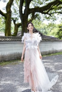 ​张馨予清纯白色透视连衣裙性感禁欲风写真照片集