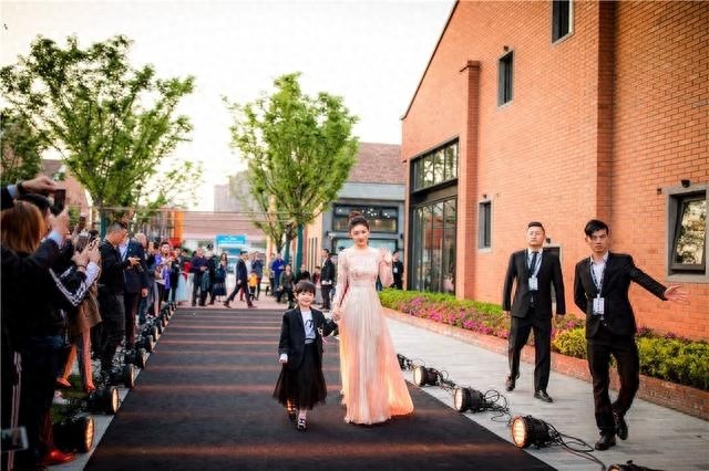 黄奕5岁女儿T台走秀自信大方，由丑变美，网友：下一个甜馨？