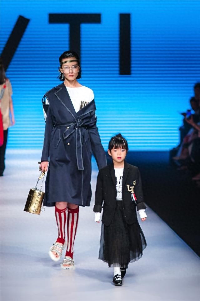 黄奕5岁女儿T台走秀自信大方，由丑变美，网友：下一个甜馨？