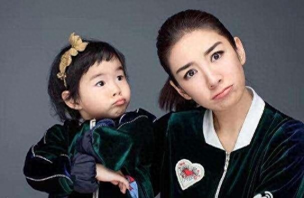 黄奕5岁女儿T台走秀自信大方，由丑变美，网友：下一个甜馨？
