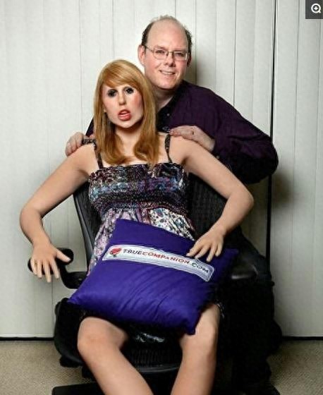 镜头下：伴侣机器人，价值40万，能交流，有体温，土豪新玩具