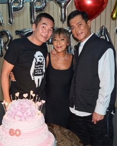 邱淑贞二女儿沈日随父母赴宴!越发漂亮时髦,身材尽得妈妈真传