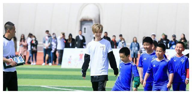 鹿晗他姓鹿,也似鹿,看起来的不自信,可能只是他的保护色