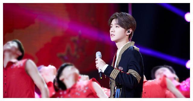 鹿晗他姓鹿,也似鹿,看起来的不自信,可能只是他的保护色