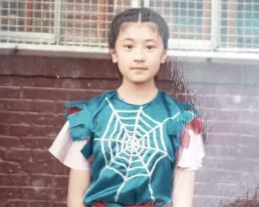 贾静雯和王耀庆年轻时的合影,原来总裁气质是后天养成的