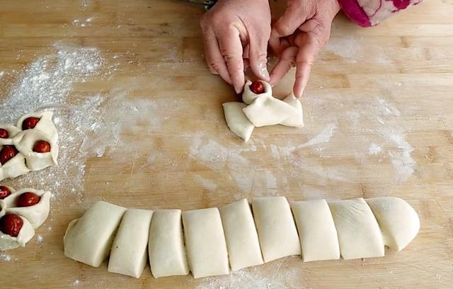 年关将至,老辈人做的几款过年馒头,漂亮简单又喜庆.